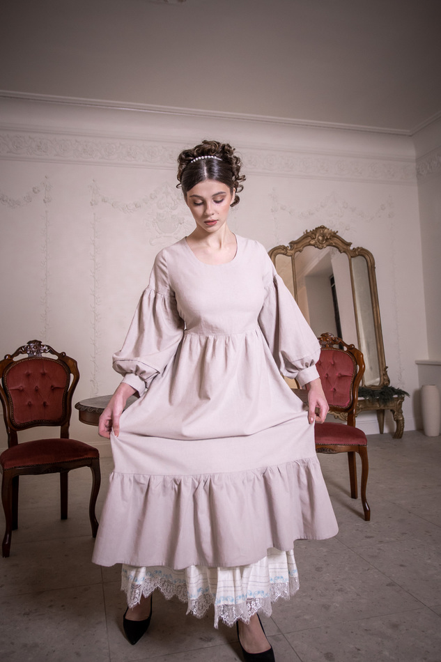 Платье из светло-серо-бежевого льна с пышными рукавами