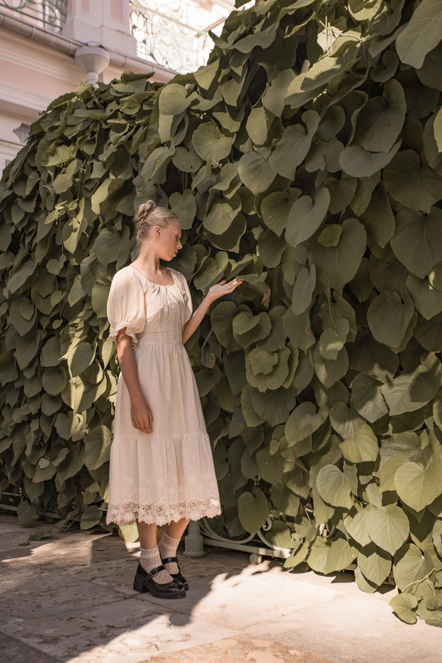 Платье с кружевом сливочного цвета