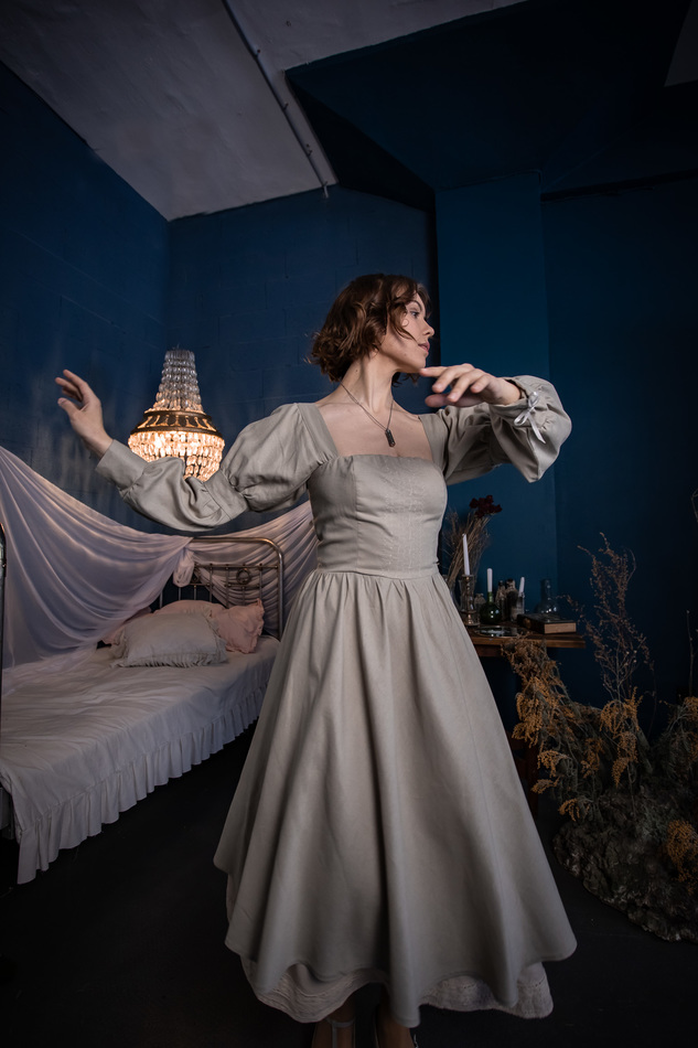 Льняное корсетное платье пастельно-зеленое с вышивкой