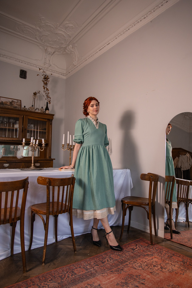 Нежно-бирюзовое платье с кружевным v-образным вырезом