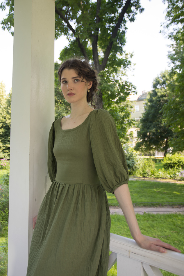 Платье из фактурной крэш-вискозы травянисто-зеленое