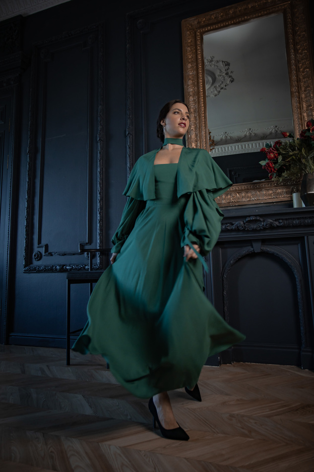 Летящее длинное платье изумрудного цвета