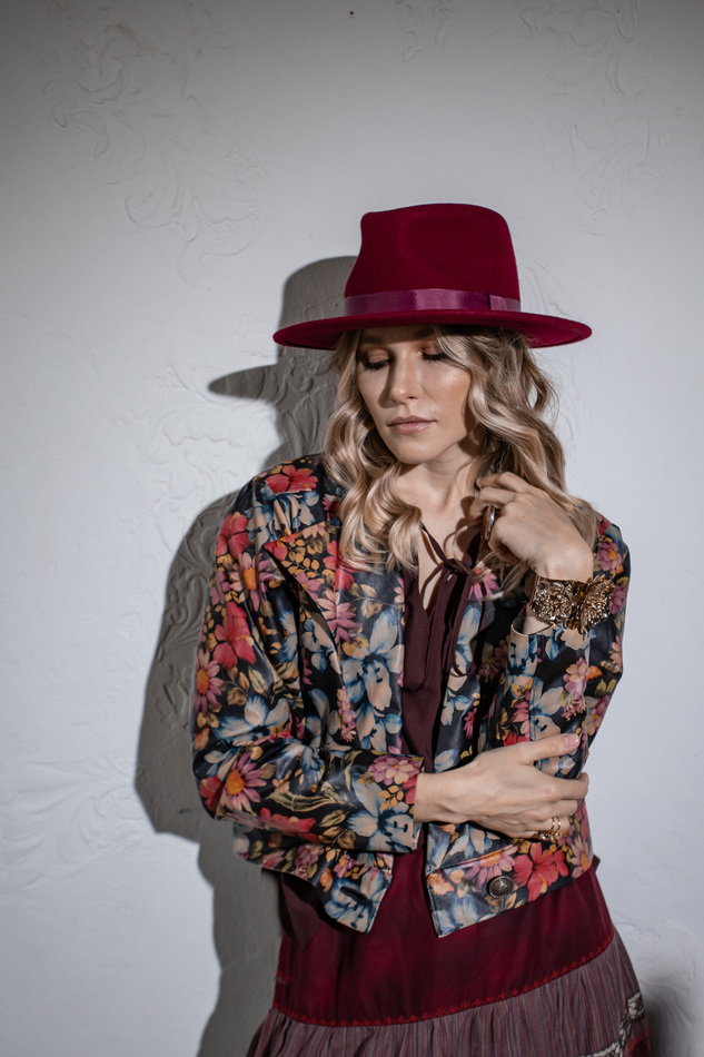 Куртка из эко-кожи с цветочным принтом