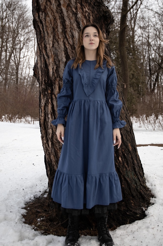 Синее льняное платье с v-образной рюшей.