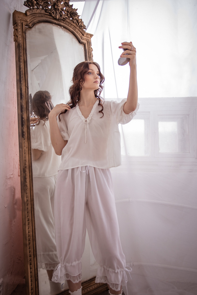 Штаны-панталоны из белоснежного батиста с кружевом.