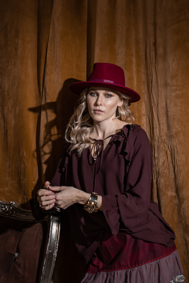 Блузка из темно-бордово-коричневого штапеля с рюшами.