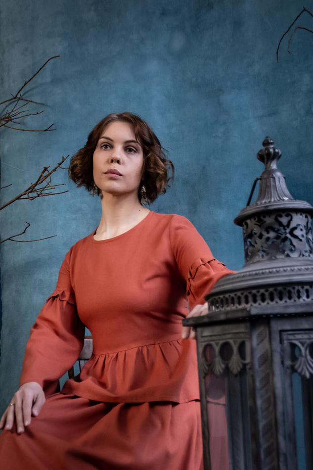 Блузка из рыжего льна со шнуровкой