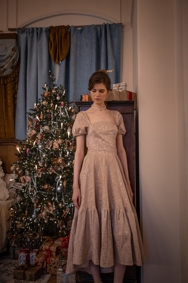 Длинное корсетное платье из жаккарда крем-брюле