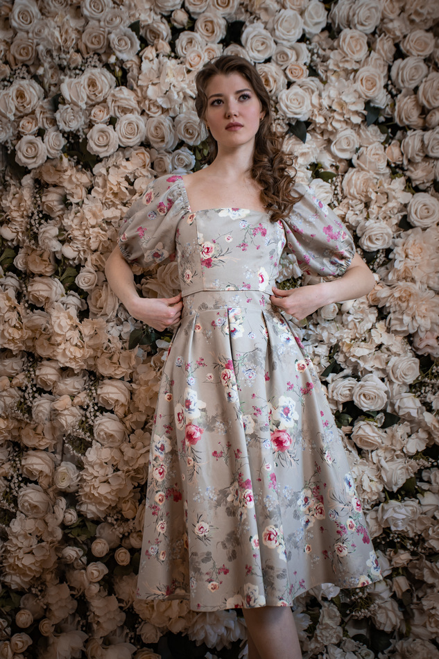 Платье-комплект с акварельно-цветочным принтом на светло-сером хлопке