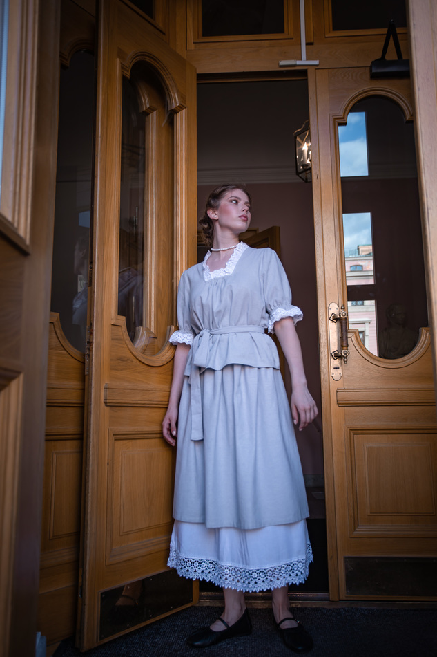 Платье-комплект из блузы и юбки из серого льна с кружевом