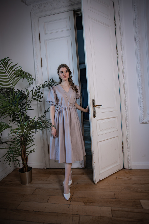 Платье из светло-серого льна с v-образным вырезом