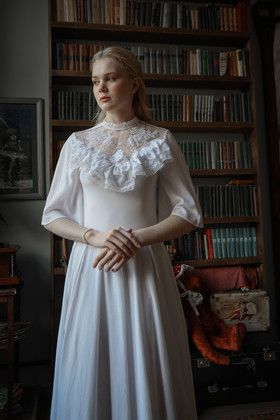 Платье с v-образной рюшей и кружевной вставкой с вышивкой бисером