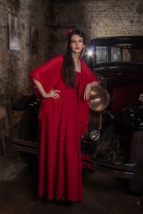 Летящее длинное малиновое платье с двумя вариантами рукавов