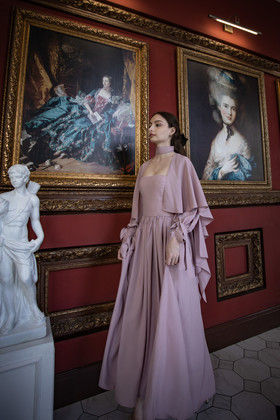 Летящее длинное платье розового цвета со съемными рукавами