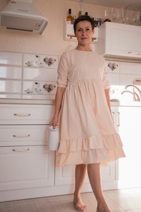 Платье из светло-бежевого хлопка свободное с двухслойной оборкой. Коллекция "Игра цвета" № 22