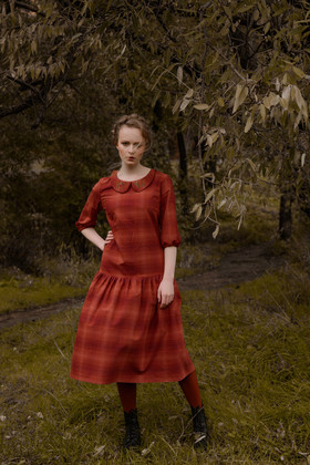 Платье с вышитым воротничком красное в клетку. Коллекция "Хюгге" №13