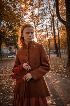 Пальтовый жакет шерстяной рыжего цвета букле.