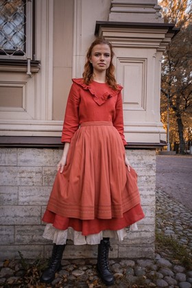 Юбка из терракотового льна с вышивкой по подолу