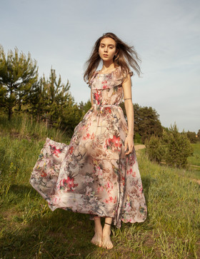 Платье из шифона с цветочным принтом с рюшей на плечах. Коллекция "Летние акварели".