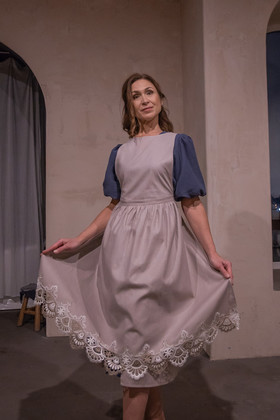Сарафан-фартук из светло-серого льна с кружевом.